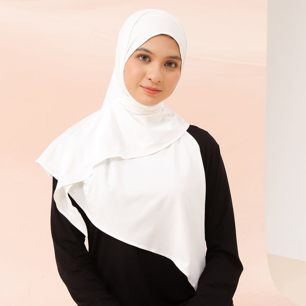 Naima Instan Jersey Broken White (Hijab Instan Segitiga Bahan Jersey)